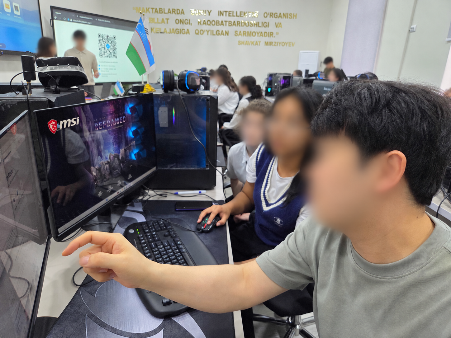 우즈베키스탄 학생들과 퀘스티를 함께 사용하는 모습